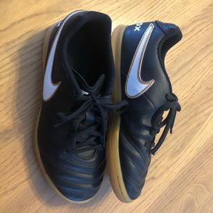 NIKE tiempox Boys Youth indoor soccer cleats 4Y